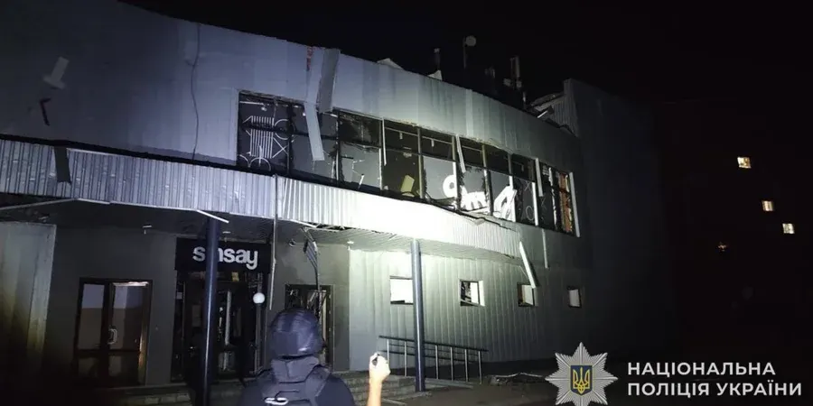 Нічна атака на Суми: чотири КАБи, пошкоджені будинки та ТЦ, 12 постраждалих
