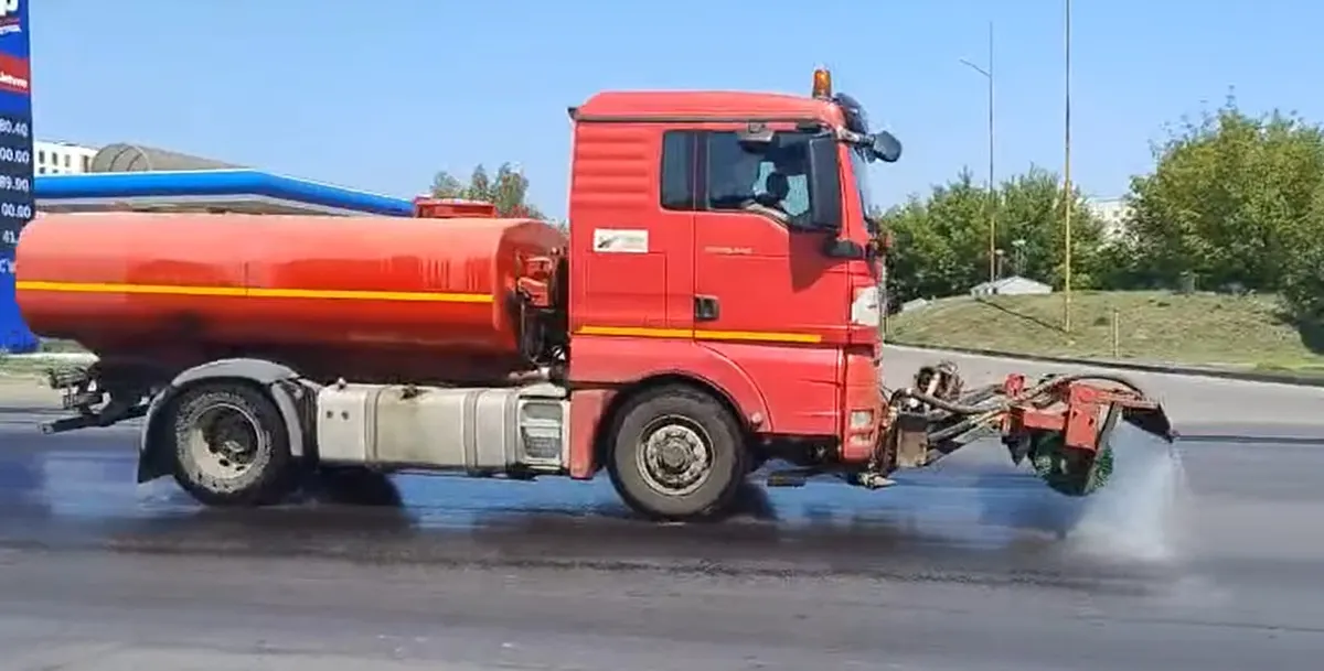 На Волині дорожники поливають асфальт водою через спеку