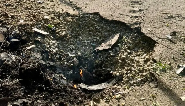 У Дніпрі після удару РФ на шкільному стадіоні утворилася вирва