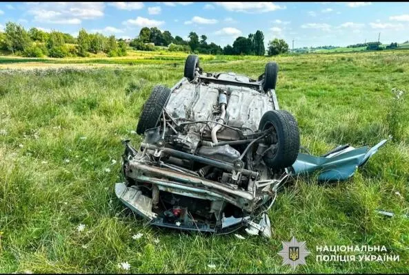 На Кореччині перекинувся ВАЗ: водій у тяжкому стані