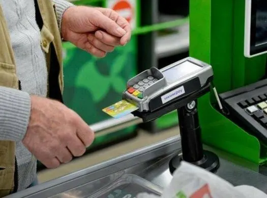 Збій безготівкової оплати: що відбувається та як діяти покупцям