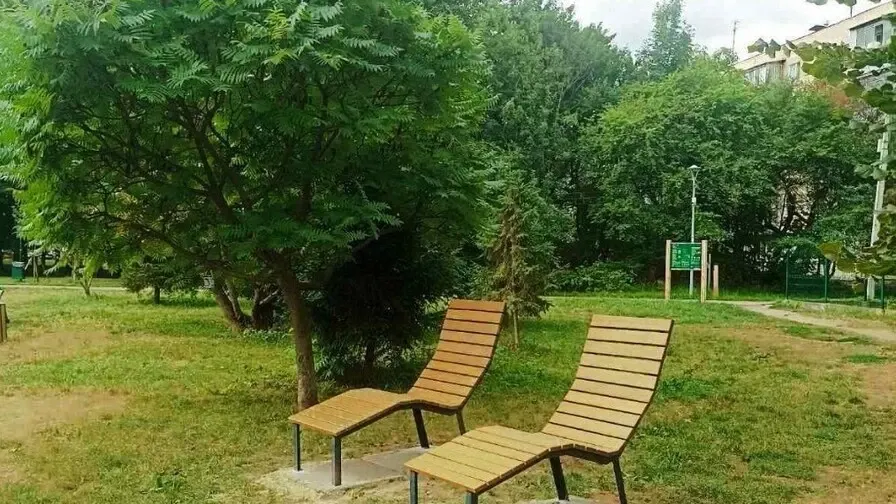 У львівському парку «Горіховий гай» з’явилися нові лежаки