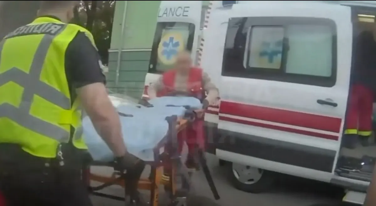 У Тернополі перехожі та патрульні 20 хвилин реанімували чоловіка, який знепритомнів на вулиці