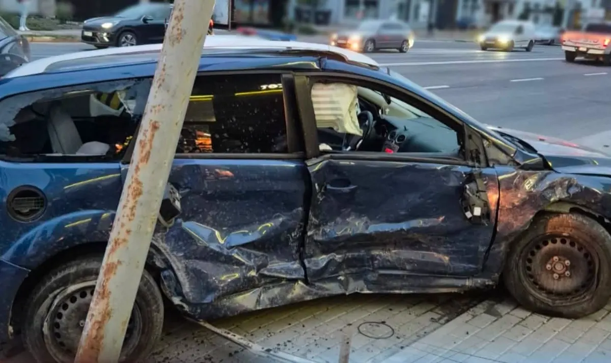 У Тернополі нетверезий водій зіткнувся з авто та зніс світлофор