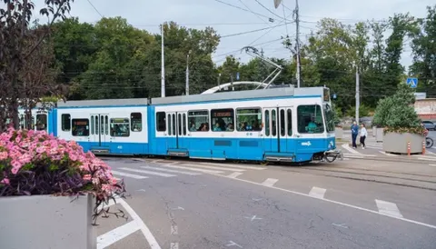 У Вінниці курсує третій швейцарський трамвай з інклюзивною секцією