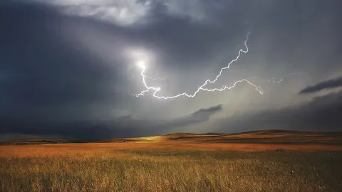Неділя в Україні: дощі та грози на півночі, спека на півдні