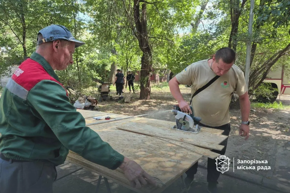 У Запоріжжі після атаки відновлюють 14 багатоповерхівок