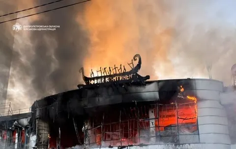 Удар по Дніпру: пожежа в ТЦ «Новий континент», двоє поранених