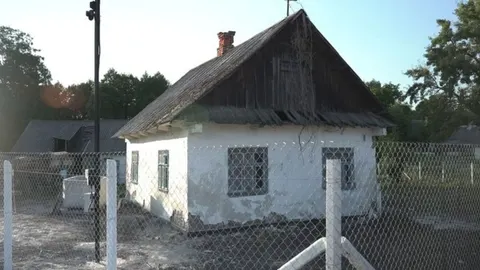 Майже 100-річна хата на Рівненщині: подружжя знайшло всередині родинні реліквії