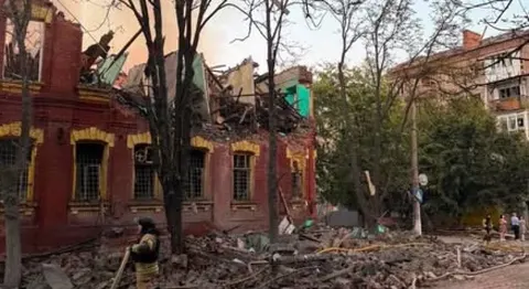 Авіаудар по Слов'янську: руйнування в центрі, є поранені