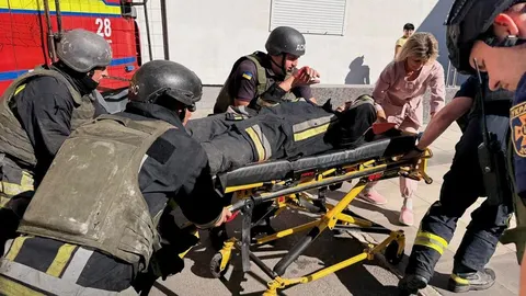 У Нікополі ворожий дрон поранив двох рятувальників під час гасіння пожежі