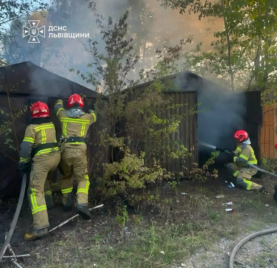 У Львові загасили пожежу в гаражному масиві на Трускавецькій