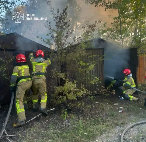 У Львові загасили пожежу в гаражному масиві на Трускавецькій