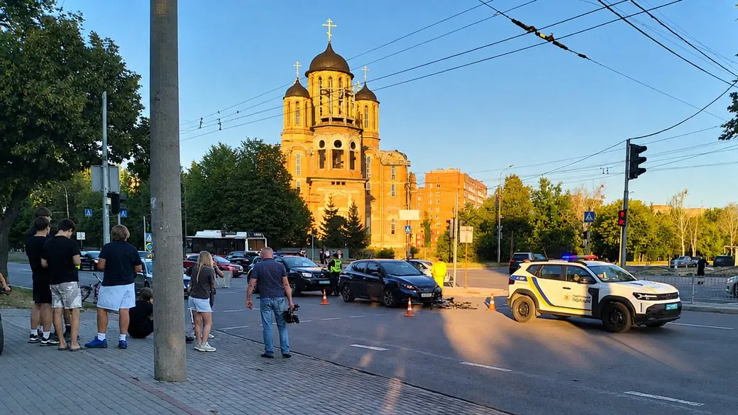 У Луцьку на переході авто збило двох підлітків на велосипеді