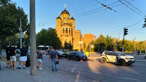 У Луцьку на переході авто збило двох підлітків на велосипеді