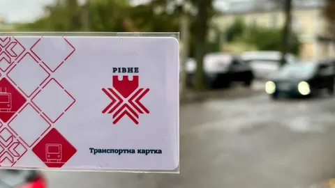 У Рівному через обстріли зникли пластикові транспортні картки