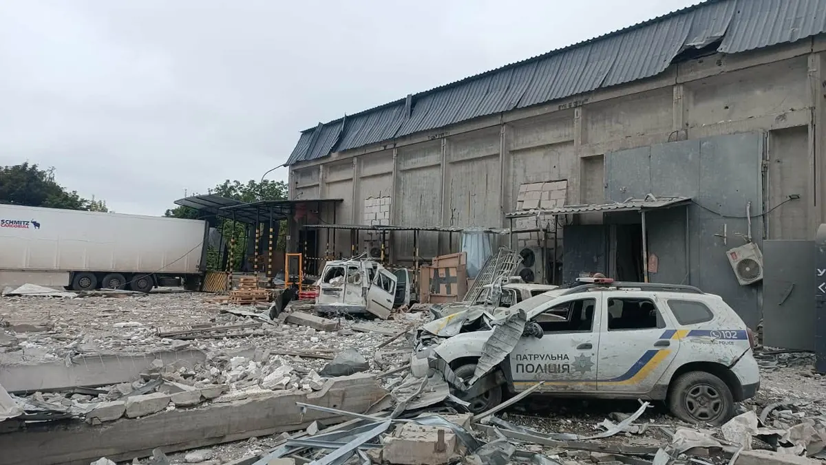 Удар по Слов'янську: поранені в центрі міста, зруйновано ресторан і пошкоджено «Нову пошту»