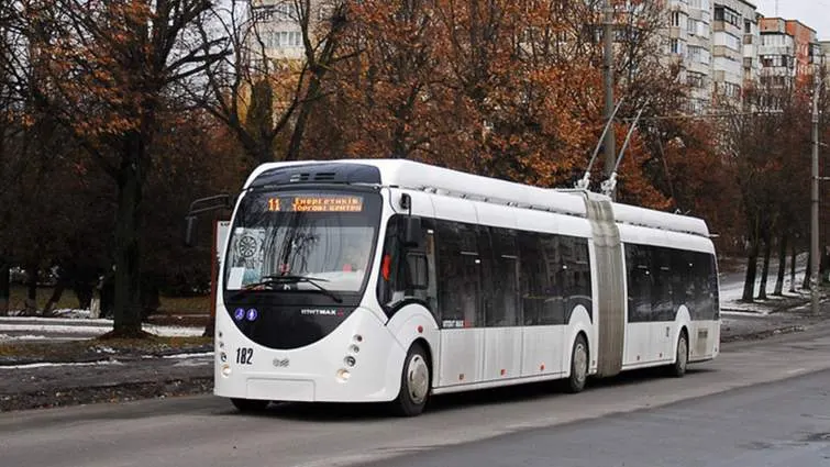 У Рівному в тролейбусі побили контролерку: що відомо про напад і розслідування