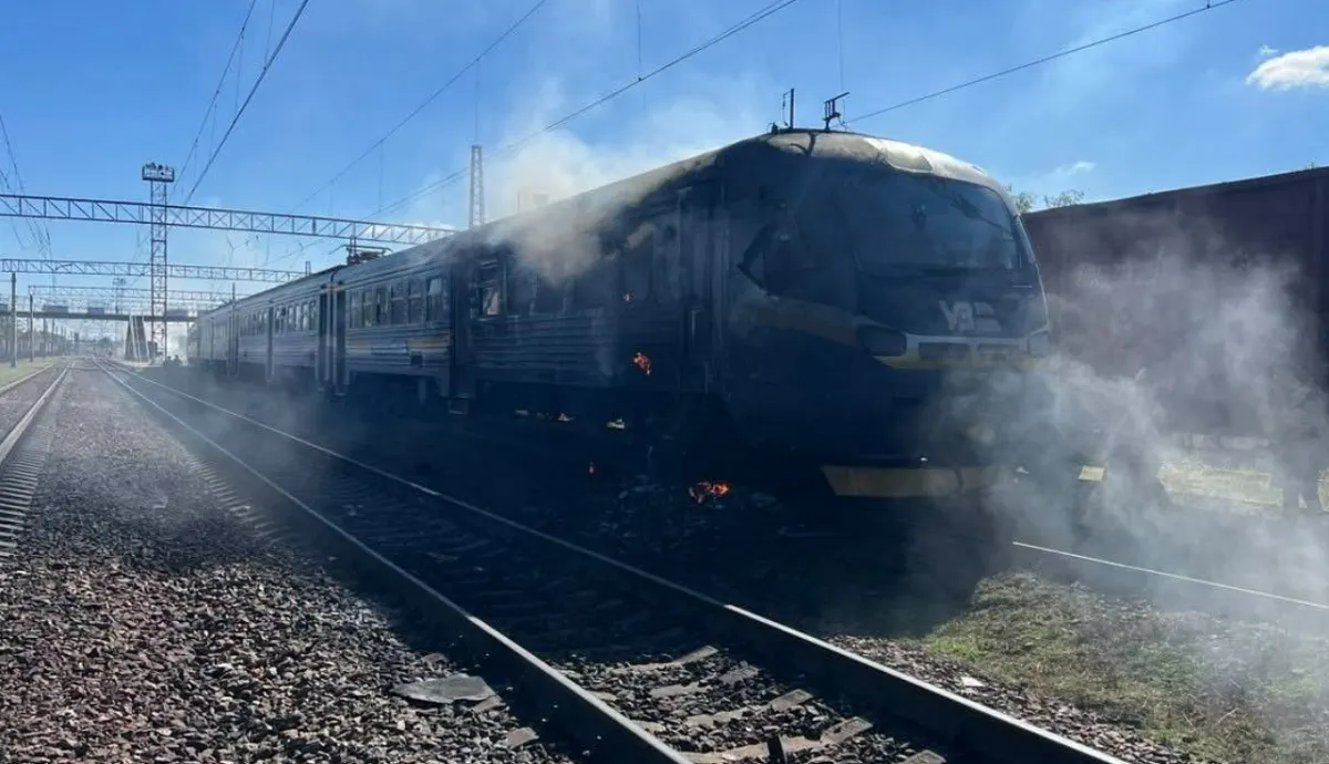 Удар по потягу Дніпро—Запоріжжя: загинула провідниця, яка повернулася до вагона