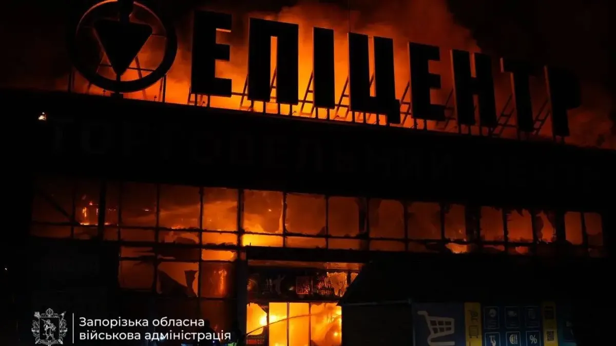 Удар по Запоріжжю: зруйновано ТЦ «Епіцентр», місто без світла