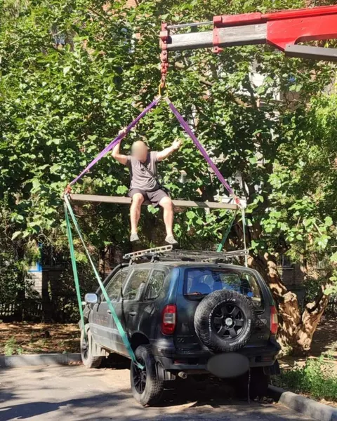 У Миколаєві боржник за опалення заліз на евакуатор, щоб не віддавати авто