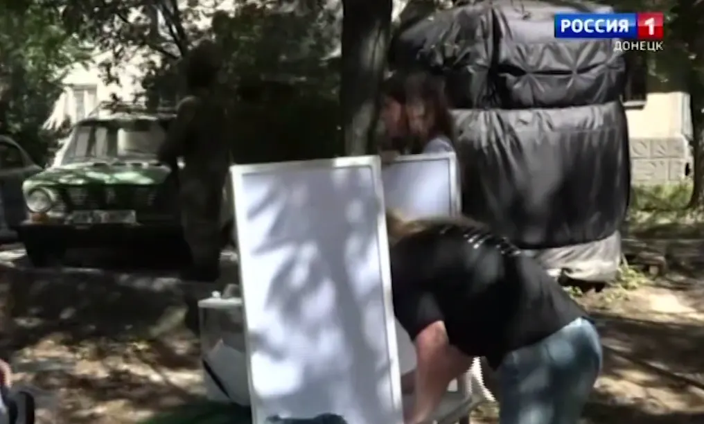 Виїзні "виборчі" групи на Донеччині працюють зі зброєю