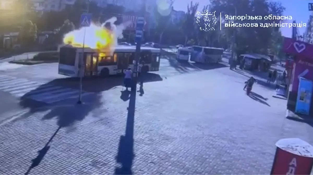 Атака дрона на автобус у Запоріжжі: п'ятеро поранених, один у важкому стані