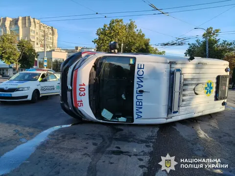 У Рівному швидка зіткнулася з позашляховиком: постраждали троє медиків