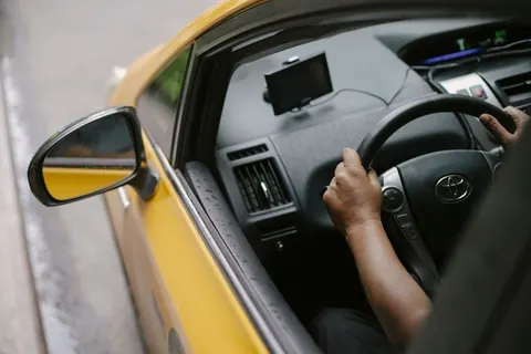 GPS-трекер в авто: від захисту від крадіжки до економії пального