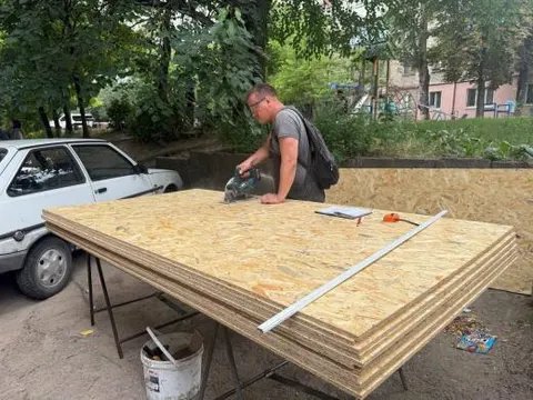 Запоріжжя збільшує видатки на OSB-плити для закриття вікон після обстрілів
