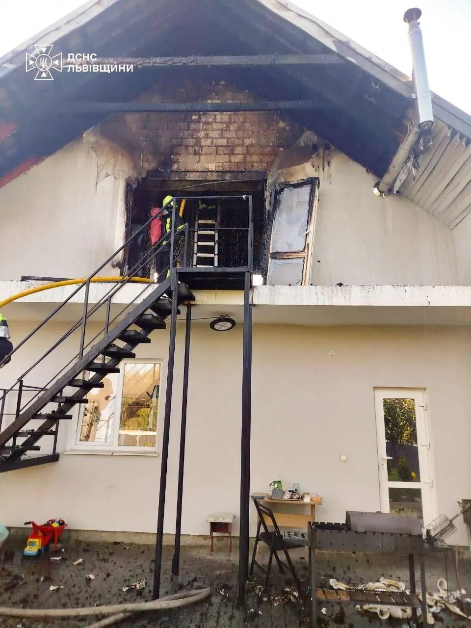 У Дрогобичі рятувальники загасили пожежу в цегляній будівлі