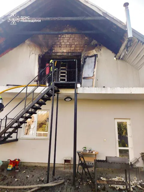 У Дрогобичі рятувальники загасили пожежу в цегляній будівлі