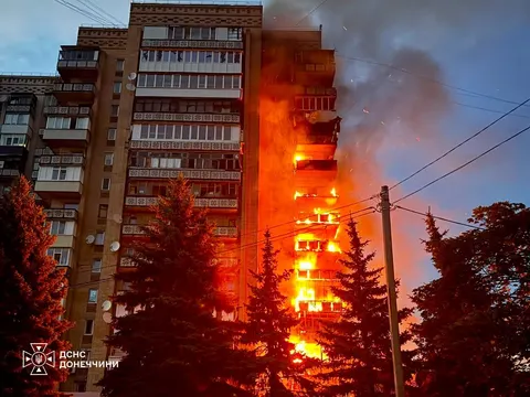Авіаудар по Краматорську: рятувальники загасили пожежу в багатоповерхівці