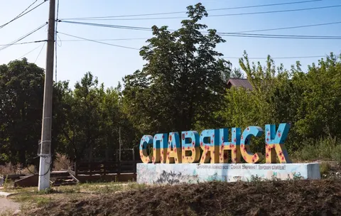 Авіаудар по Слов'янську: семеро постраждалих, пошкодження в центрі міста