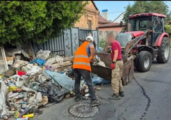 У Рівному прибрали стихійне сміттєзвалище на проїжджій частині
