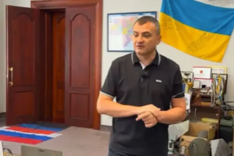 Мер Хмельницького перетворив кабінет на музей війни: трофеї та прапори РФ
