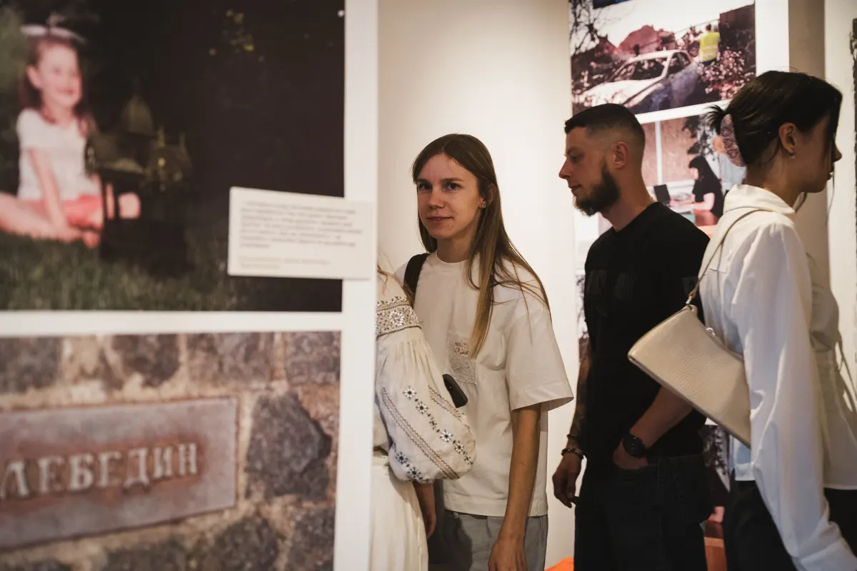 У Сумах відкрили фотовиставку «Прояв»: 35 плівкових історій містян