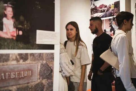 У Сумах відкрили фотовиставку «Прояв»: 35 плівкових історій містян