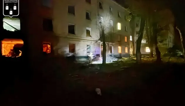 Нічна атака КАБами на Суми: 13 поранених, пошкоджені будинки та торговельний центр