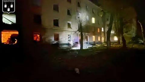 Нічна атака КАБами на Суми: 13 поранених, пошкоджені будинки та торговельний цен