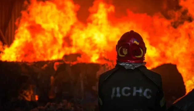 У Дніпрі після атаки врятували трьох людей з-під завалів будинку