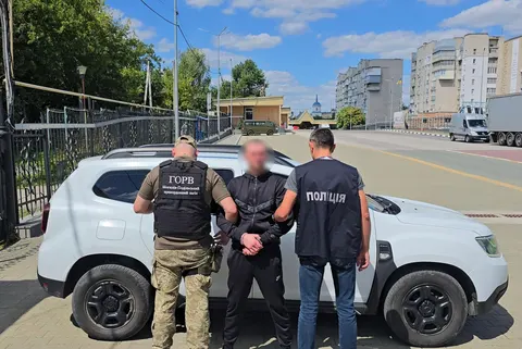 Вінничанина, який переправляв чоловіків через кордон, екстрадували з Молдови