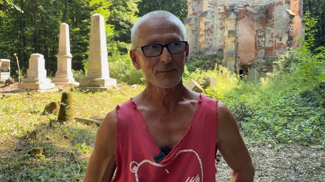 «Важлива пам'ять, а не походження»: як польський волонтер 40 років рятує надгробки в Україні