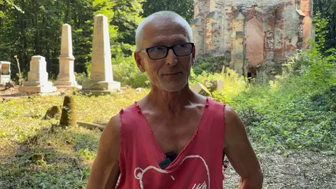 «Важлива пам'ять, а не походження»: як польський волонтер 40 років рятує надгроб