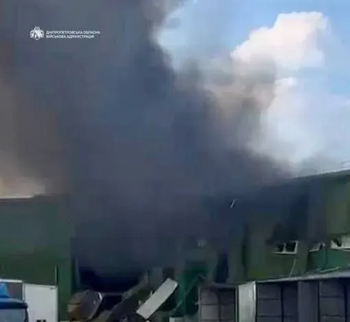 Удар по Дніпровському району: горять склади логістичної компанії