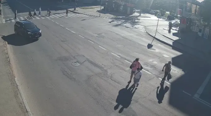У Луцьку масово переходять проспект Відродження поза «зеброю»: що це означає для безпеки руху