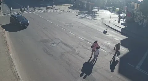 У Луцьку масово переходять проспект Відродження поза «зеброю»: що це означає для безпеки руху