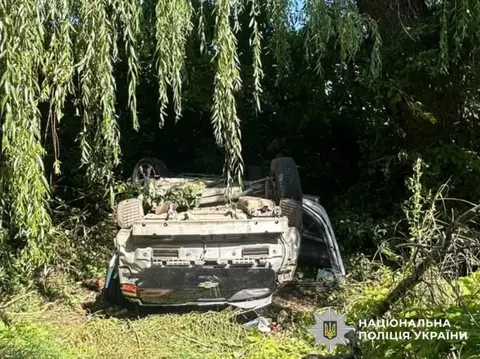 На Буковині ДТП: троє молодих людей постраждали, автівка злетіла в кювет