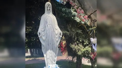 У Львові чоловік розмалював фігуру Діви Марії: поліція відкрила справу