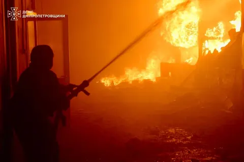 Удар безпілотників по Кривому Рогу: п'ять локацій, двоє поранених, штаб допомоги